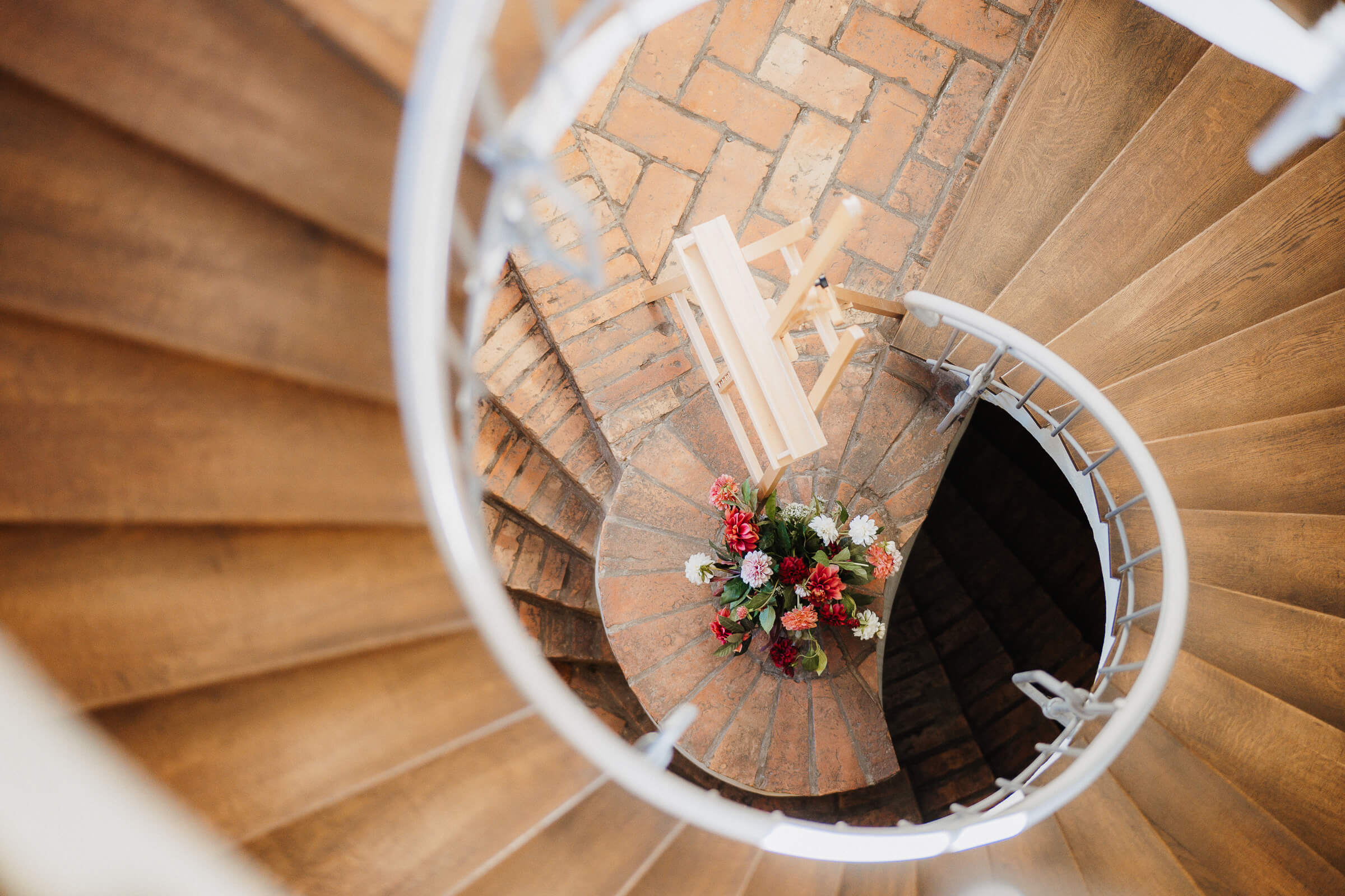 Details der Hochzeit, Blumenstrauß im Treppenhaus
