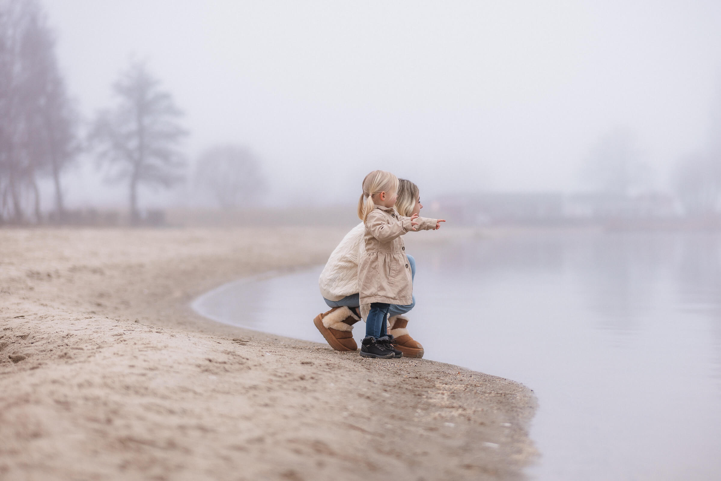 Mutter und kleine Tochter am Strand