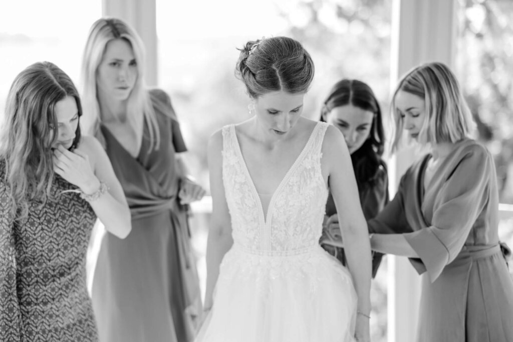 Braut und Brautjungfern beim Ankleiden