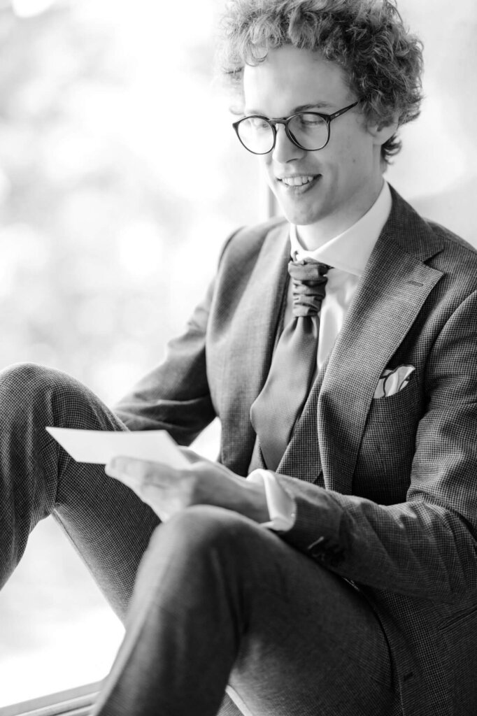 Der Bräutigam bereitet sich beim Getting Ready auf seine Worte bei der Trauung vor