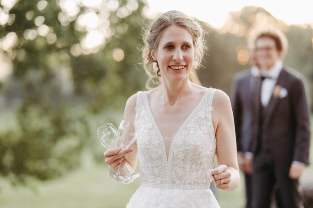 Braut scharf im Vordergrund, Bräutigam im Hintergrund