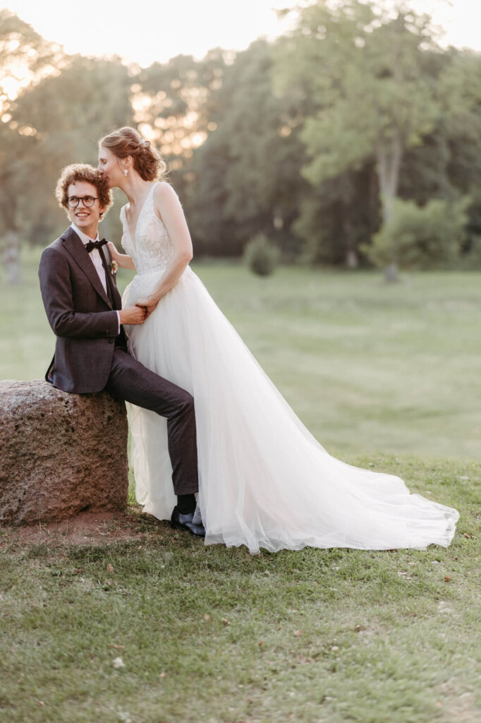 Brautpaar am Abend, sie küsst ihn auf die Stirn, festgehalten von der Hochzeitsfotografin Mecklenburg