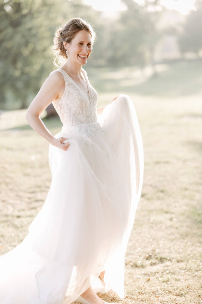 Tanzende Braut in der Abendsonne