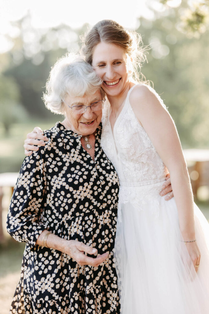 Die Braut in einer liebevollen Umarmung mit iihrer Oma