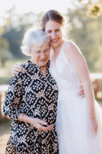 Die Braut in einer liebevollen Umarmung mit iihrer Oma