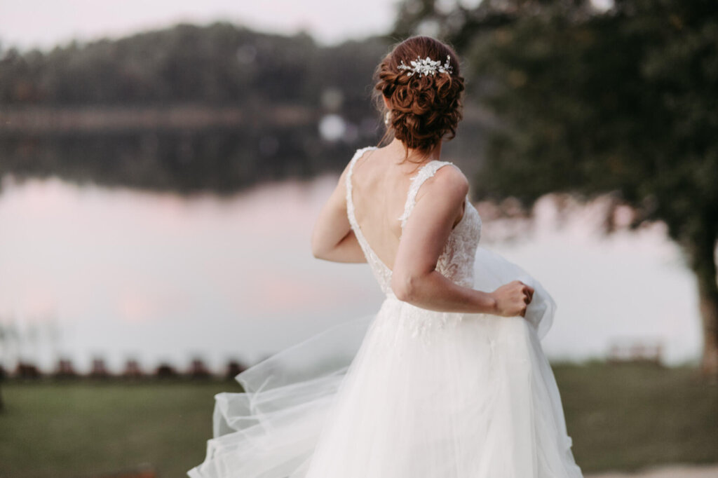 Die Braut tanzt im Abendlicht