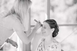 Die Braut wird geschminkt beim Getting Ready
