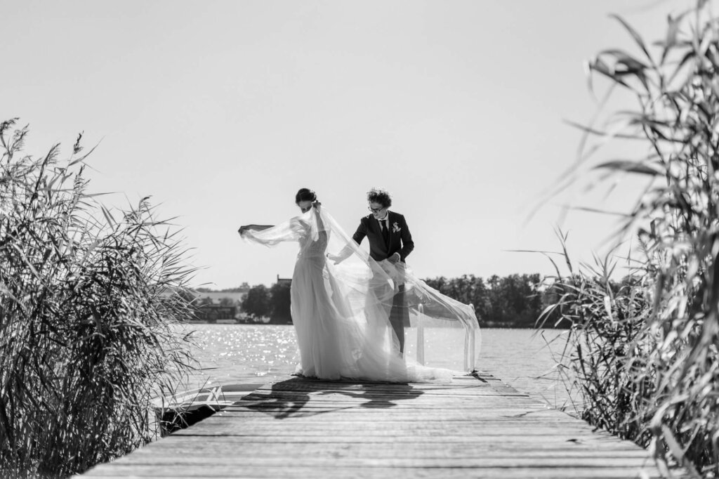 Das Brautpaar auf dem Steg am Ulrichshusener See