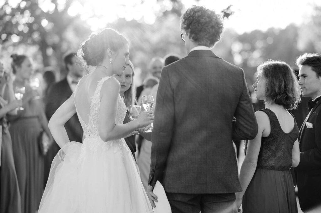 Brautpaar bei der Ansprache vor den Gästen im Abendlicht