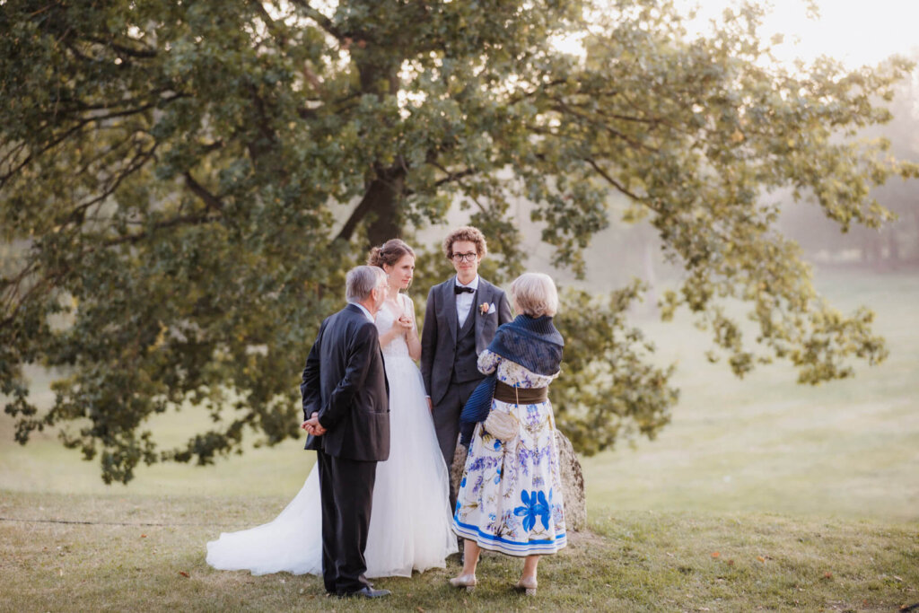 Brautpaar und Brauteltern im Grünen