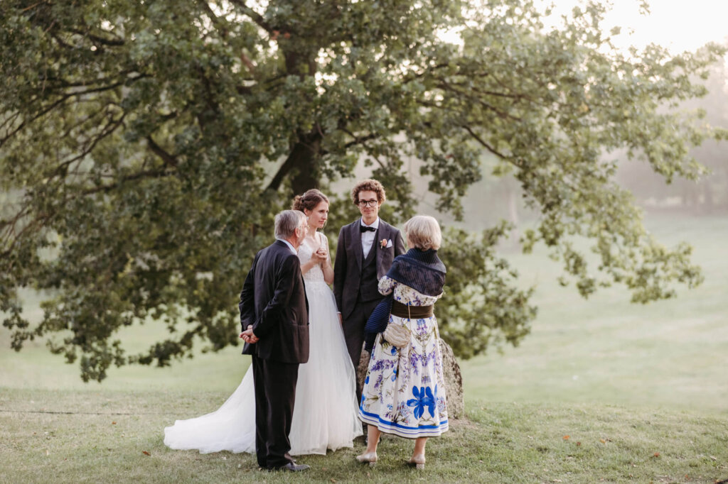 Brautpaar und Brauteltern im Grünen