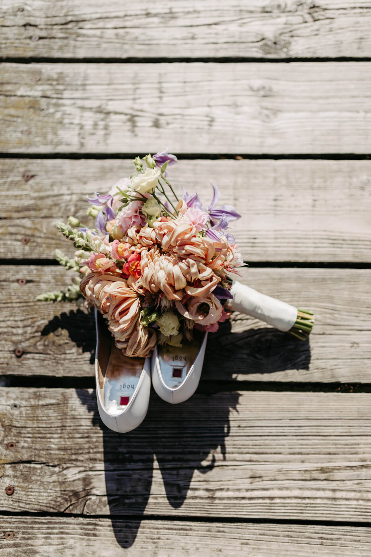Brautstrauß und Brautschuhe auf dem Steg