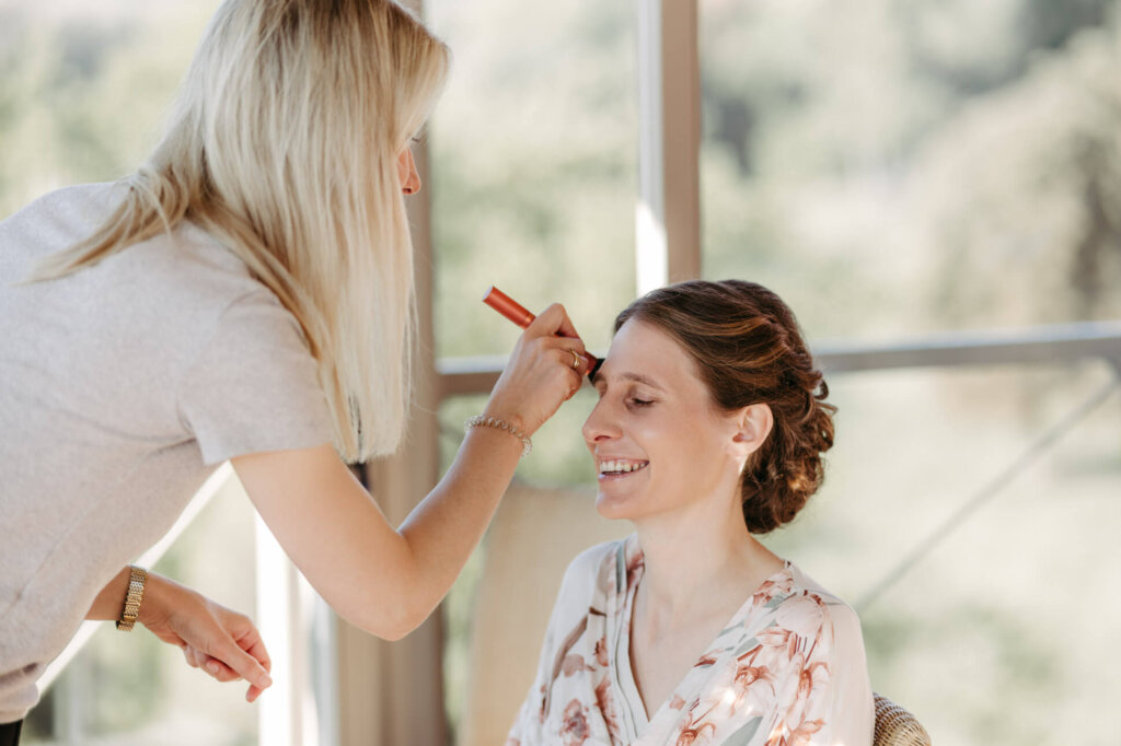 Die Braut wird geschminkt beim Getting Ready