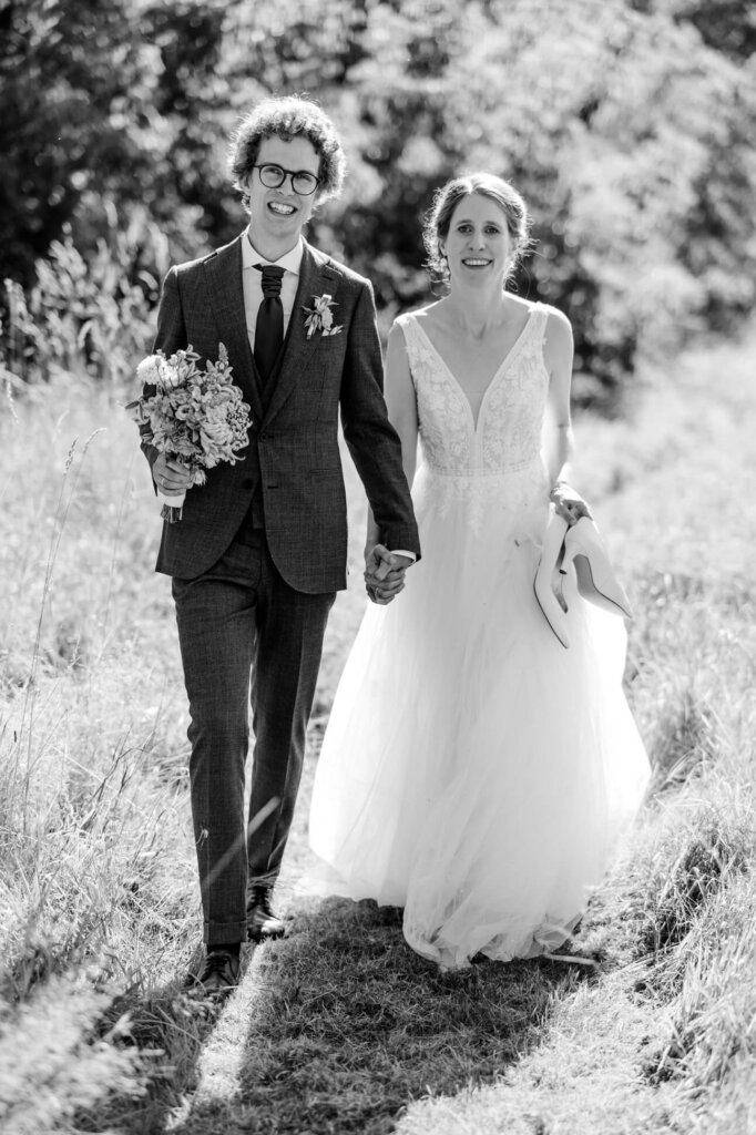 Brautpaar läuft auf die Hochzeitsfotografin Brandenburg zu