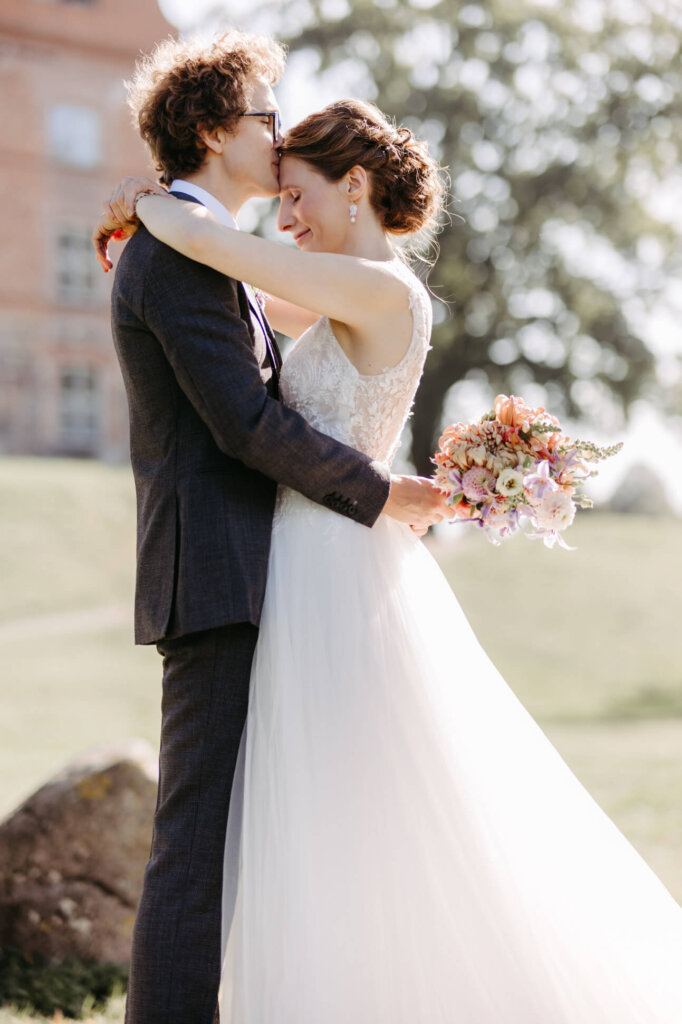 Ruhiges Paarfoto mit Stirnkuss