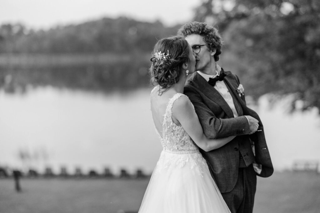 Das Brautpaar in einem vertrauten Kuss beim Abendshooting