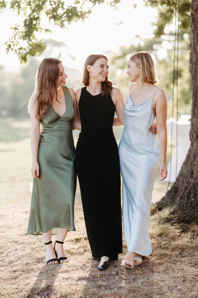Bild von 3 Brautjungfern im Abendlicht