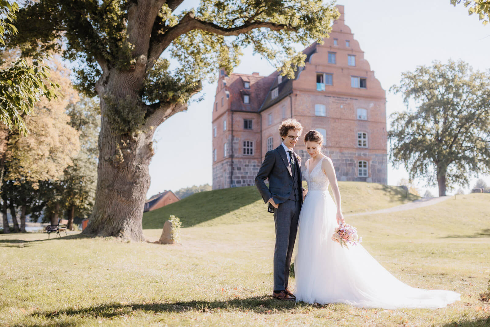 Das Brautpaar vor Schloss und Gut Ulrichshusen