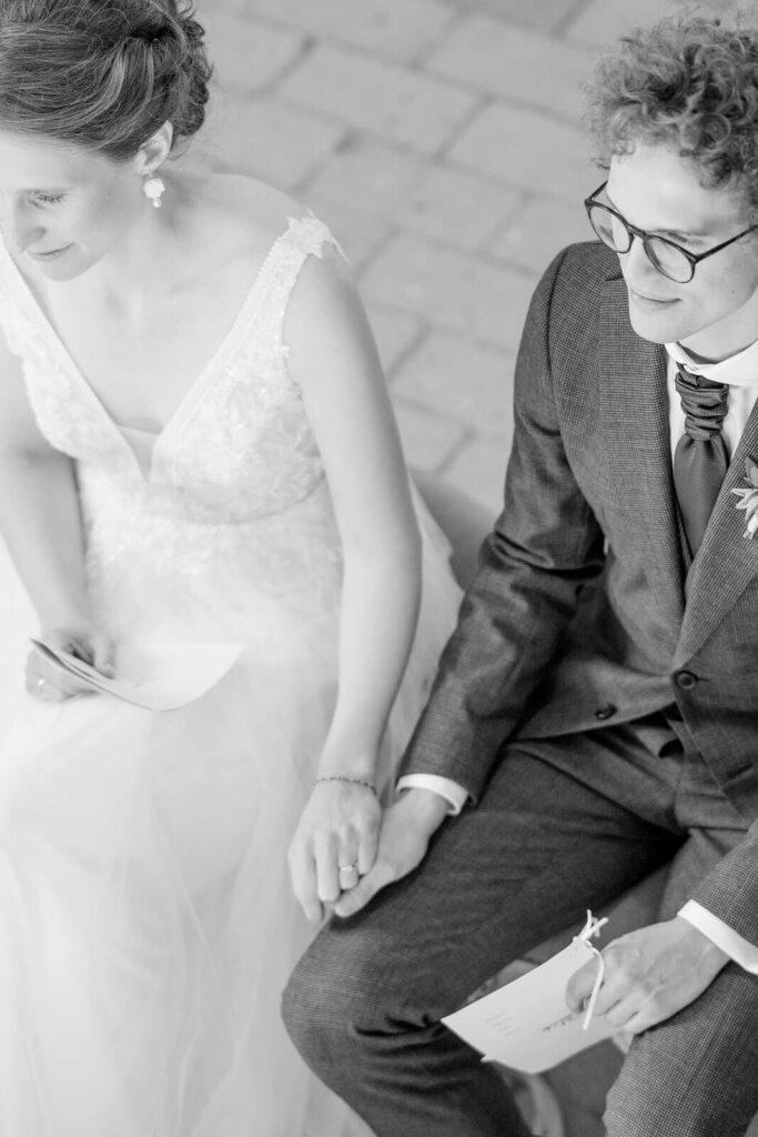 Das Brautpaar hält sich während der Trauung an den Händen