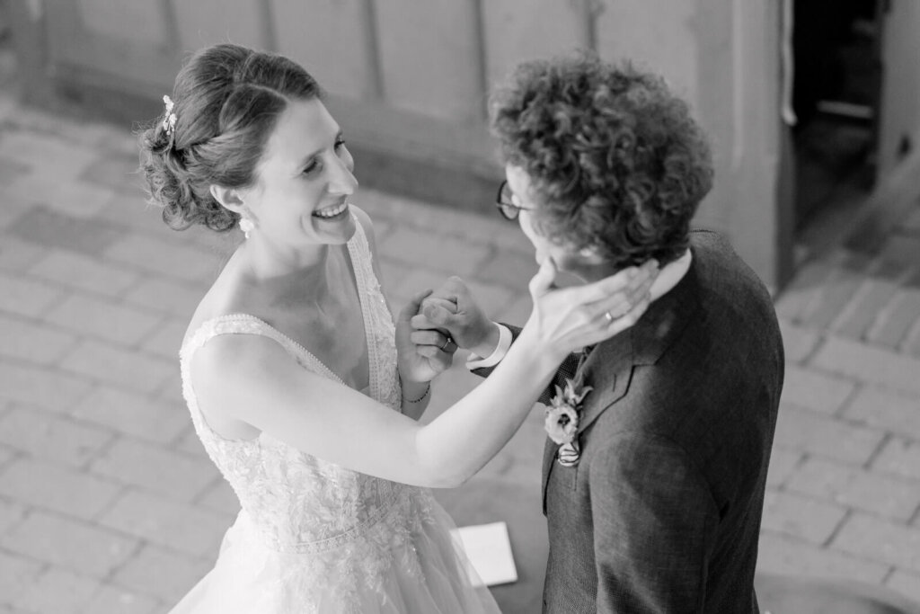 Liebevolle Geste der Braut während der Trauung