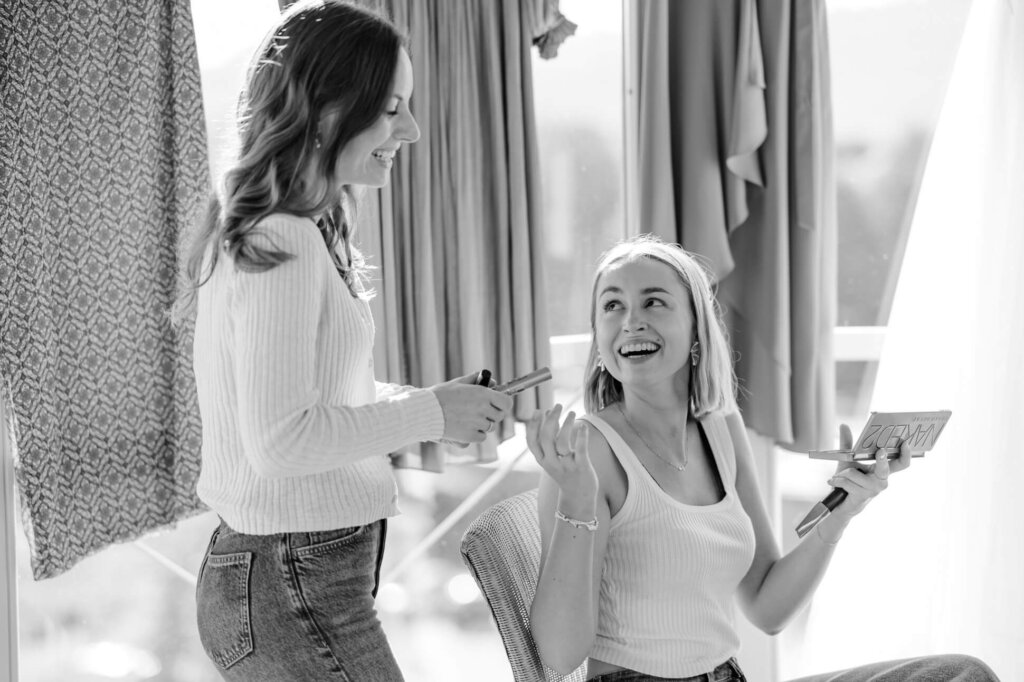Trauzeuginnen lachend und entspannt beim Getting Ready