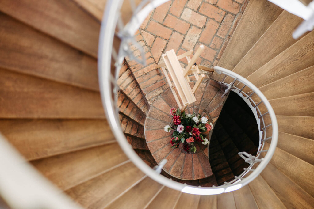 Treppe und Blumen in Schloss und Gut Ulrichshusen
