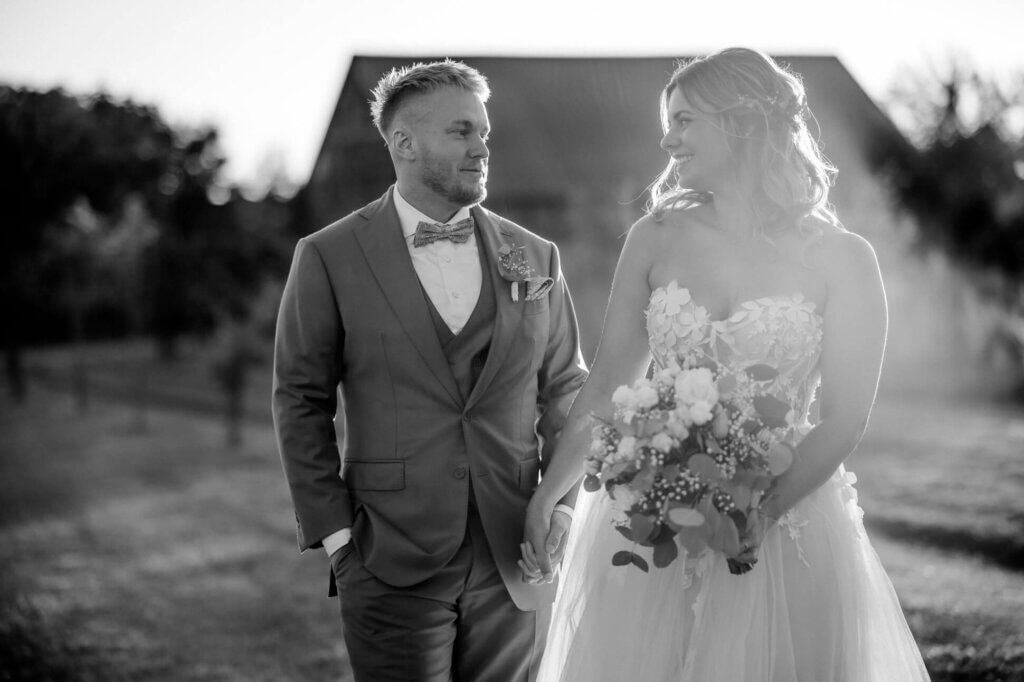 Brautpaar im Sunsetshooting in schwarz weiß Brandenburg