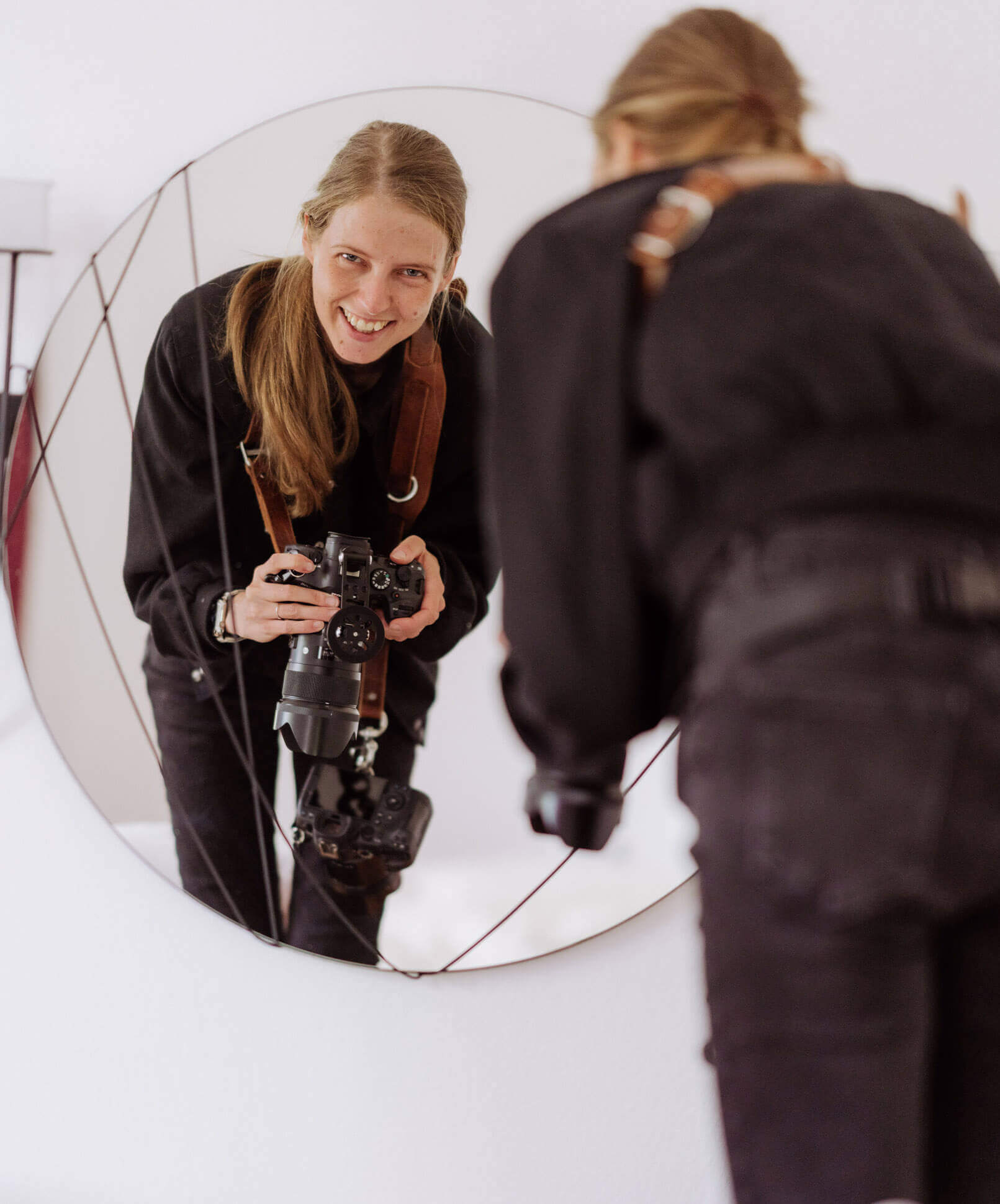 Bild von der Fotografin bei der Arbeit, im Spiegel fotografiert