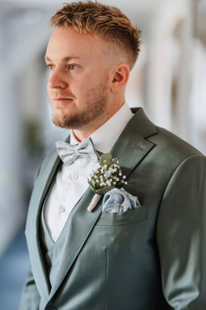 Portraitaufnahme des Bräutigams beim Getting Ready im Vierseithof Luckenwalde