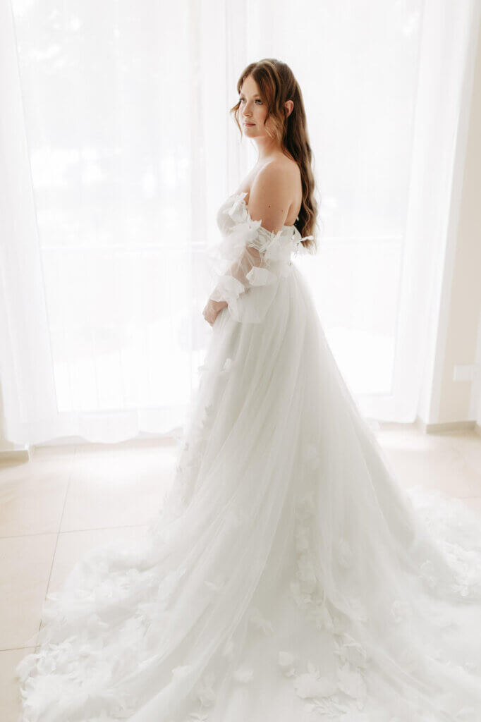 Braut beim Getting Ready in pompösem Brautkleid