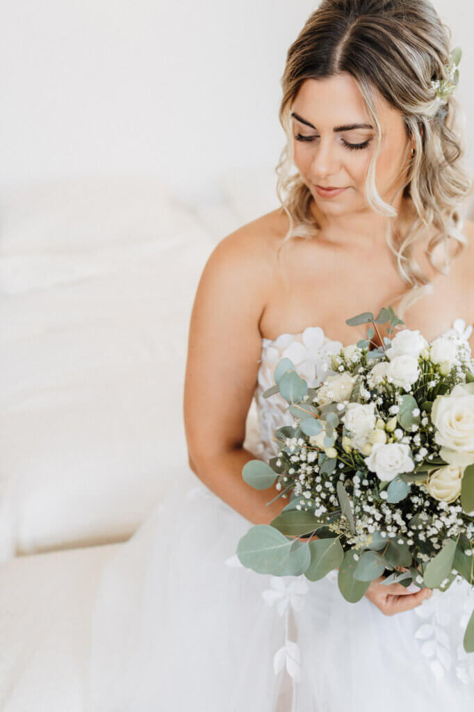 Beautyaufnahme der Braut beim Getting Ready, fotografiert von der Hochzeitsfotografin Brandenburg