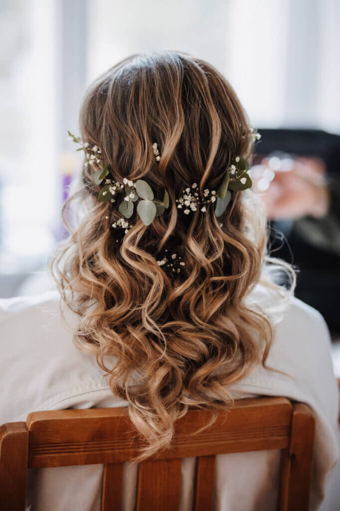 Detailaufnahme der Brautfrisur beim Getting Ready