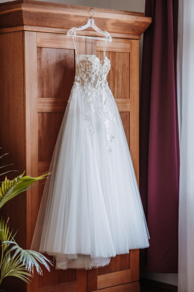 Kleid hängt am Schrank beim Getting Ready, fotografiert von der Hochzeitsfotografin Brandenburg