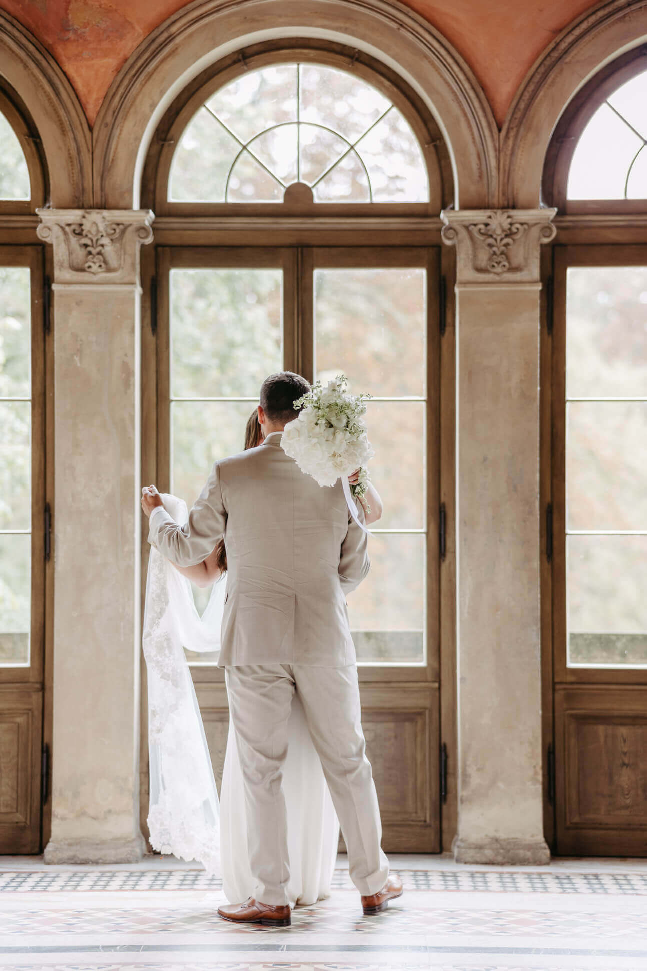 Brautpaar tanzt im Belvedere Pfingstberg im Potsdam im alten Saal