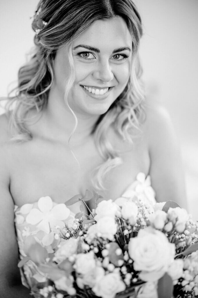 Beauty-Aufnahme der Braut in schwarz weiß Getting Ready