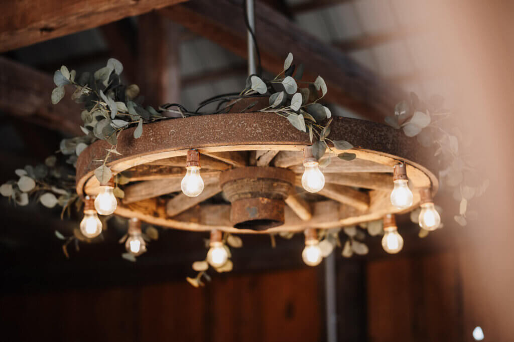 Licht und Lampen in der Feldscheune Schöbendorf, Boho Hochzeit