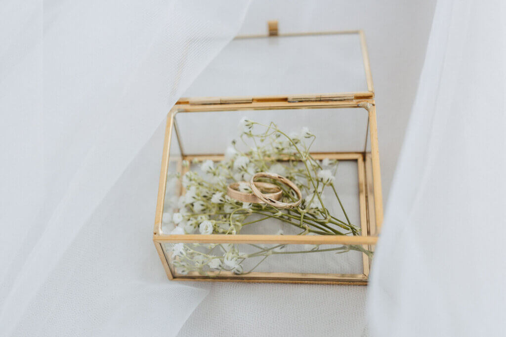 Details, Deko, Ringe, Gold, Getting Ready, Kleid, Schleier, Brandenburg, fotografiert von der Hochzeitsfotografin Brandenburg