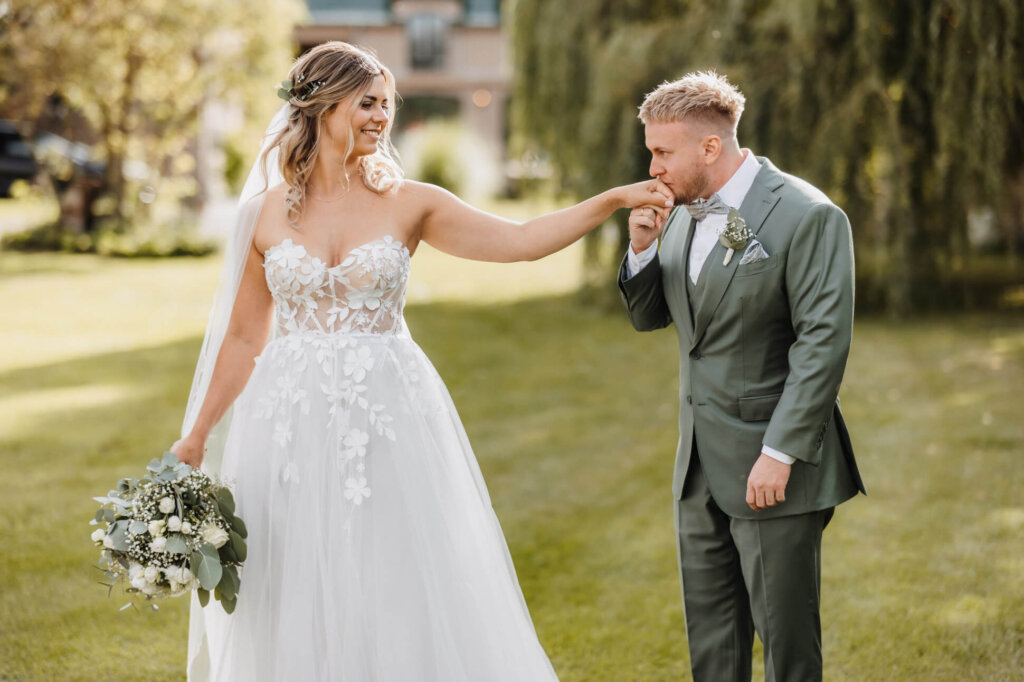 Elegante Aufnahme des Brautpaares beim Paarshooting in der Feldscheune Schöbendorf in Brandenburg