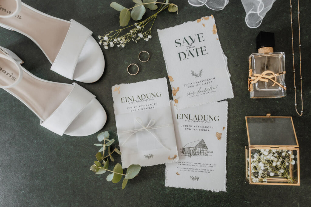 Flatlay in grün mit Eukalyptus, Boho-Hochzeit, fotografiert von der Hochzeitsfotografin Brandenburg