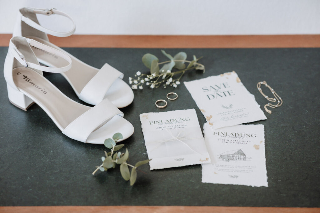 Papaterie, Brautschuhe, grün und Naturtöne beim Getting Ready