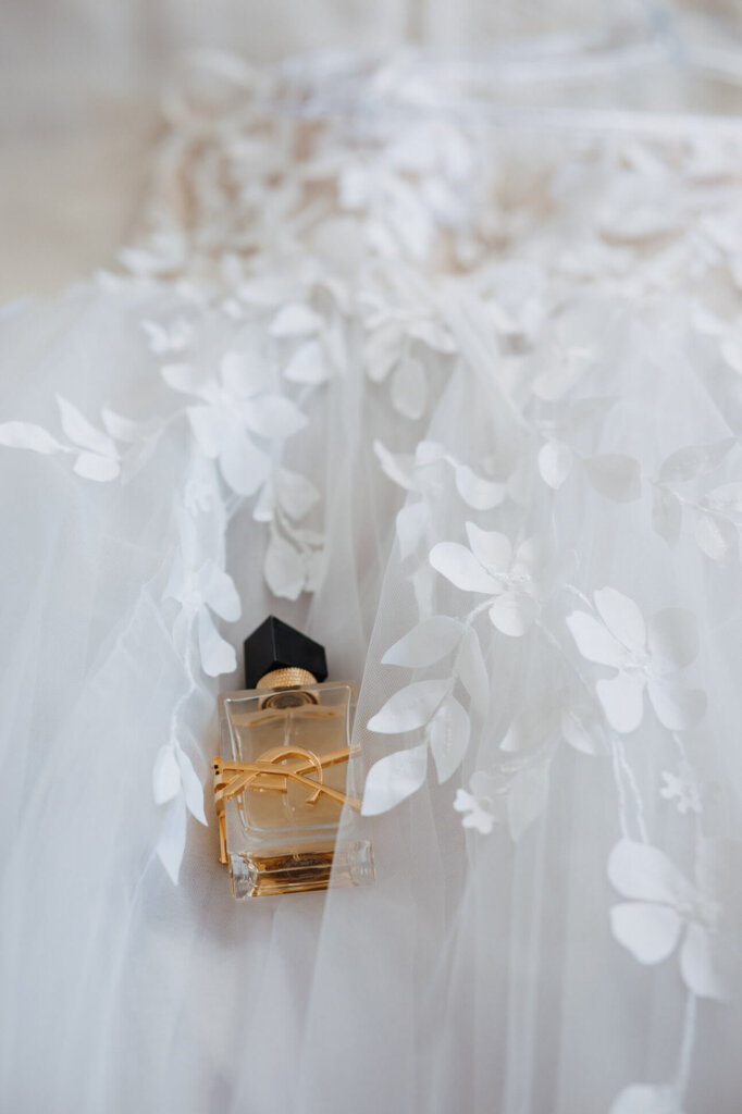 Parfum und Kleid als Detailaufnahme beim Getting Ready im Vierseithof Luckenwalde