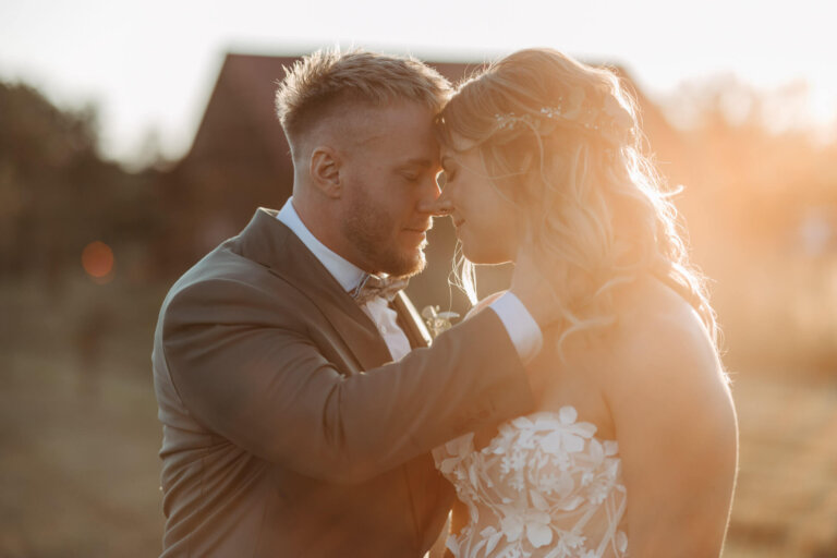Innige Aufnahme des Brautpaares beim Sonnenuntergang in der Feldscheune Schöbendorf