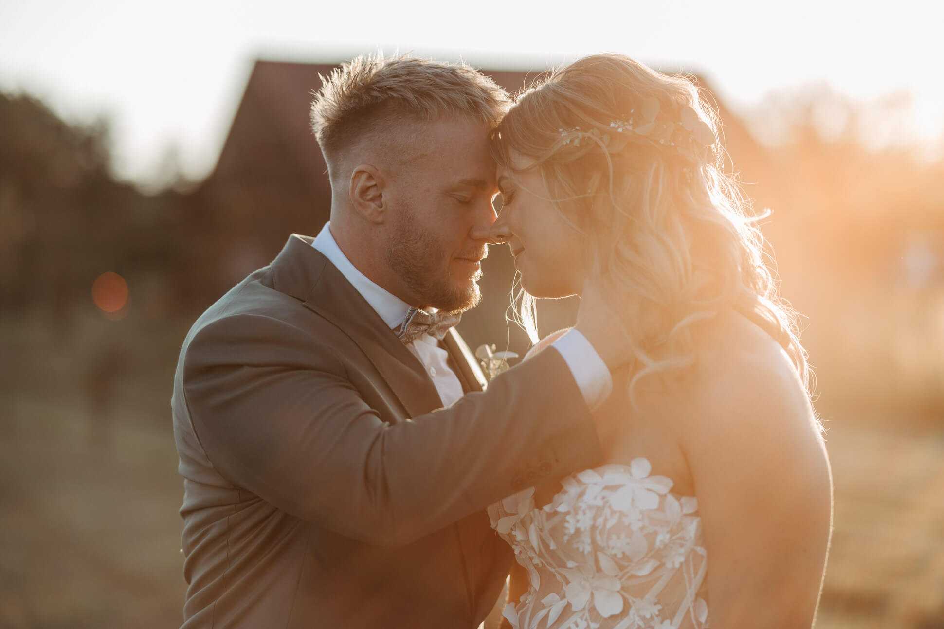 Innige Aufnahme des Brautpaares beim Sonnenuntergang in der Feldscheune Schöbendorf
