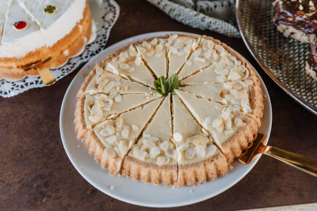 Kuchen bei der Boho-Hochzeit in Brandenburg