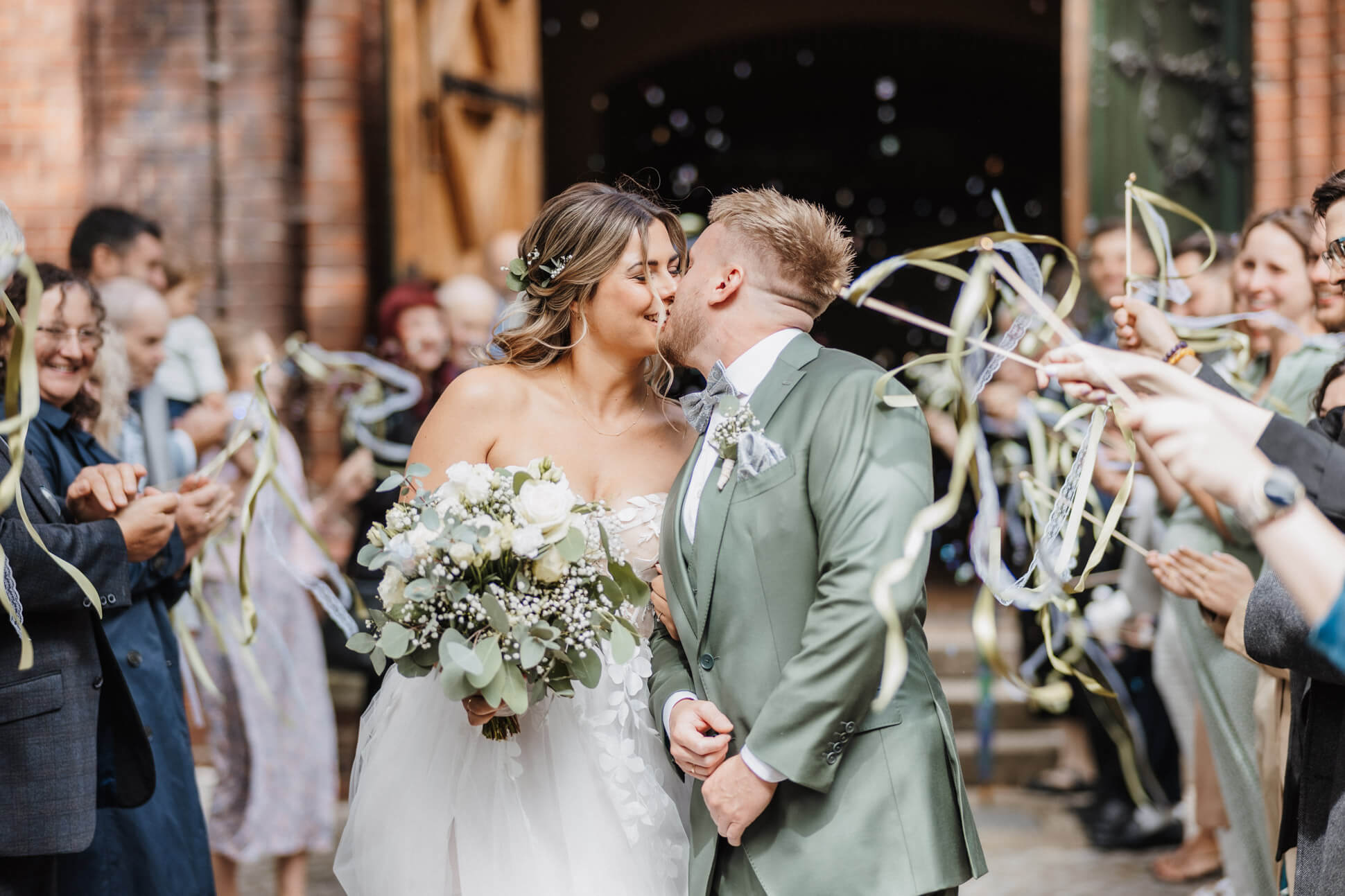 Das Brautpaar im Spalier beim Auszug aus der Kirche fotografiert von der Hochzeitsfotografin Ueckermünde