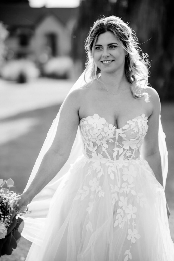 Luftige Aufnahme der Braut mit Schleier in schwarz weiß