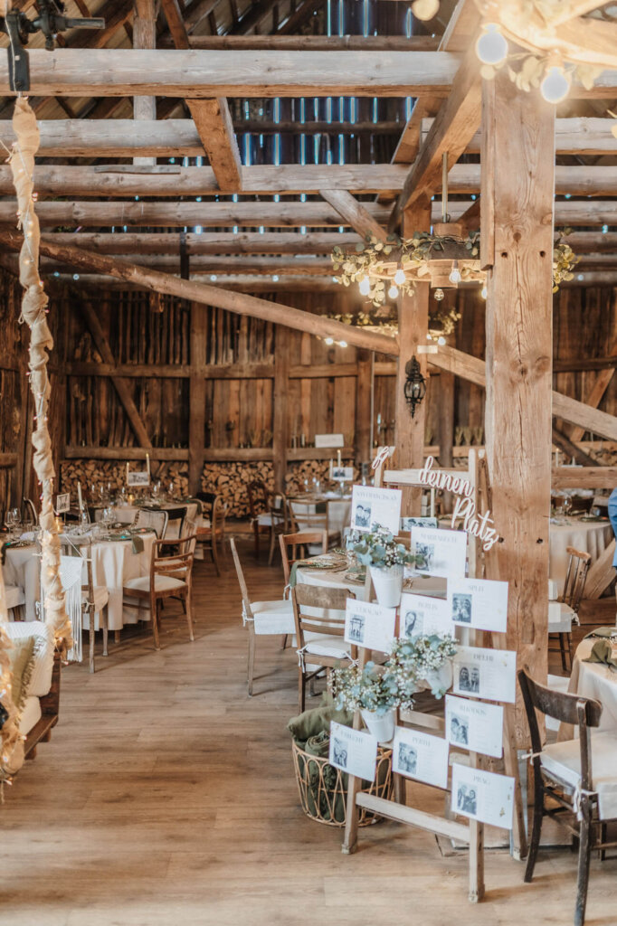 Aufnahme der Feldscheune Schöbendorf, rustikal mit viel Holz, Boho-Hochzeit