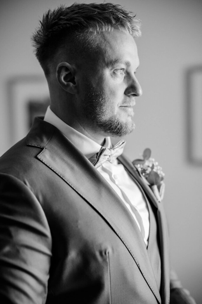 Schwarz weiß Aufnahme des Bräutigams beim Getting Ready, Vierseithof Luckenwalde