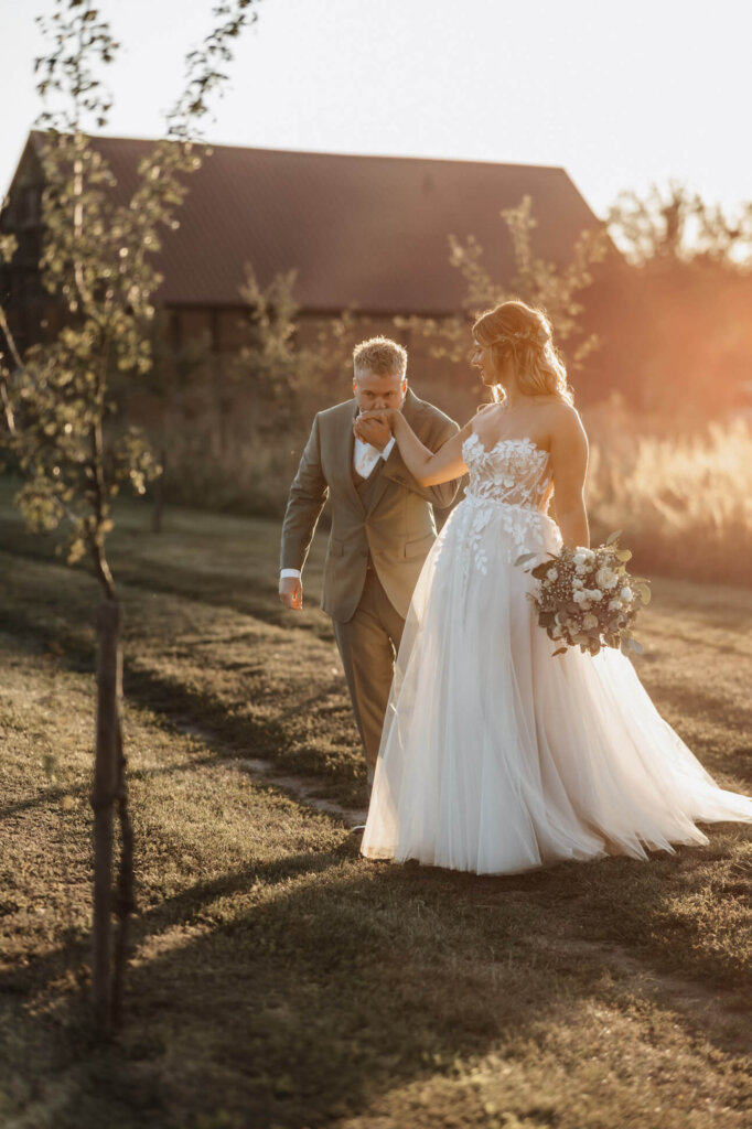 Das Brautpaar beim Sunset Shooting in der Feldscheune Schöbendorf