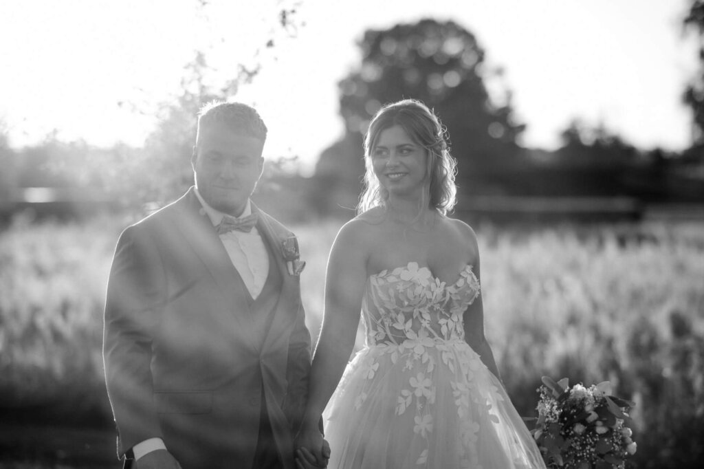 Schwarz weiß aufnahme des Brautpaares beim Abendshooting bei Sonnenuntergang, fotografiert von der Hochzeitsfotografin Brandenburg